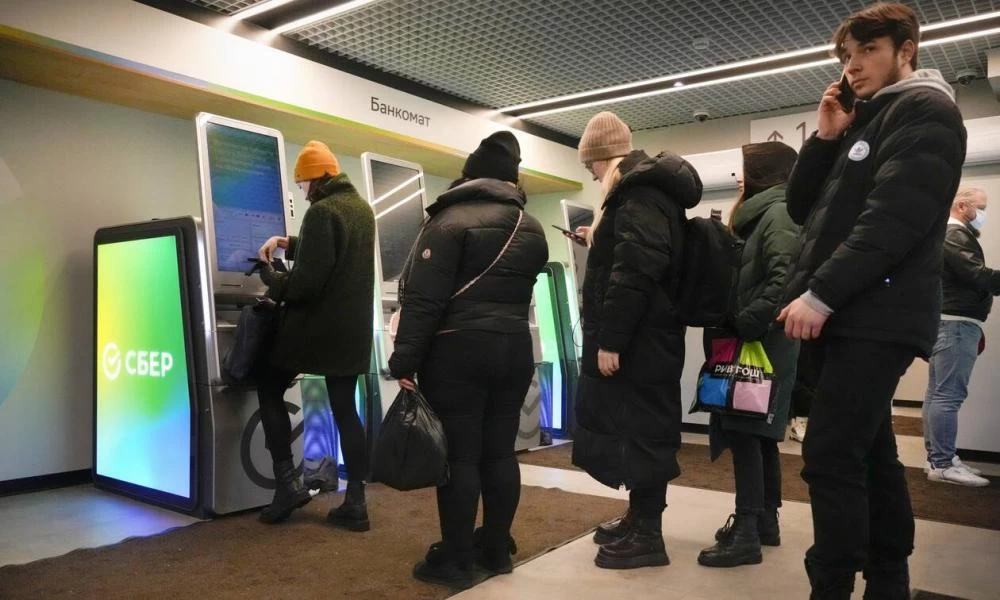 Πόλεμος στην Ουκρανία: Οι Ρώσοι κάνουν ουρές στα ATM από τα ξημερώματα